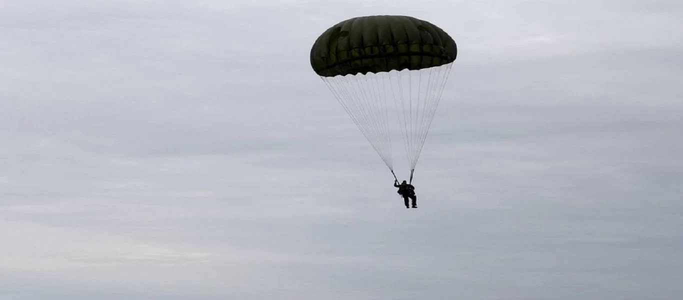 Πρώην παίκτης του Nomads προσπαθεί να ξεμπερδέψει το αλεξίπτωτο κατά τη διάρκεια ελεύθερης πτώσης (βίντεο)